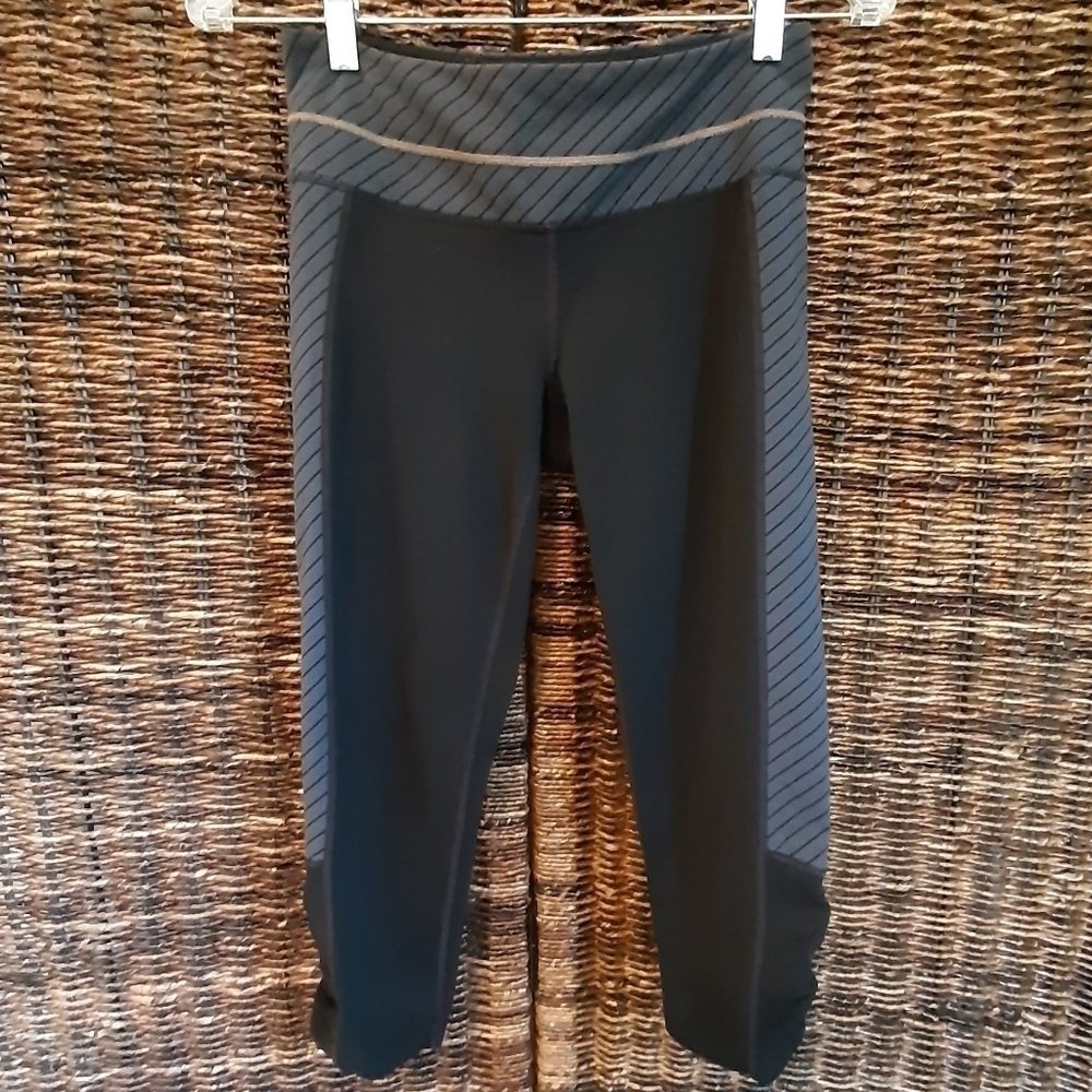 Athleta Zippy Balance Capri Leggings 138397 Black Striped Colorblock Size S